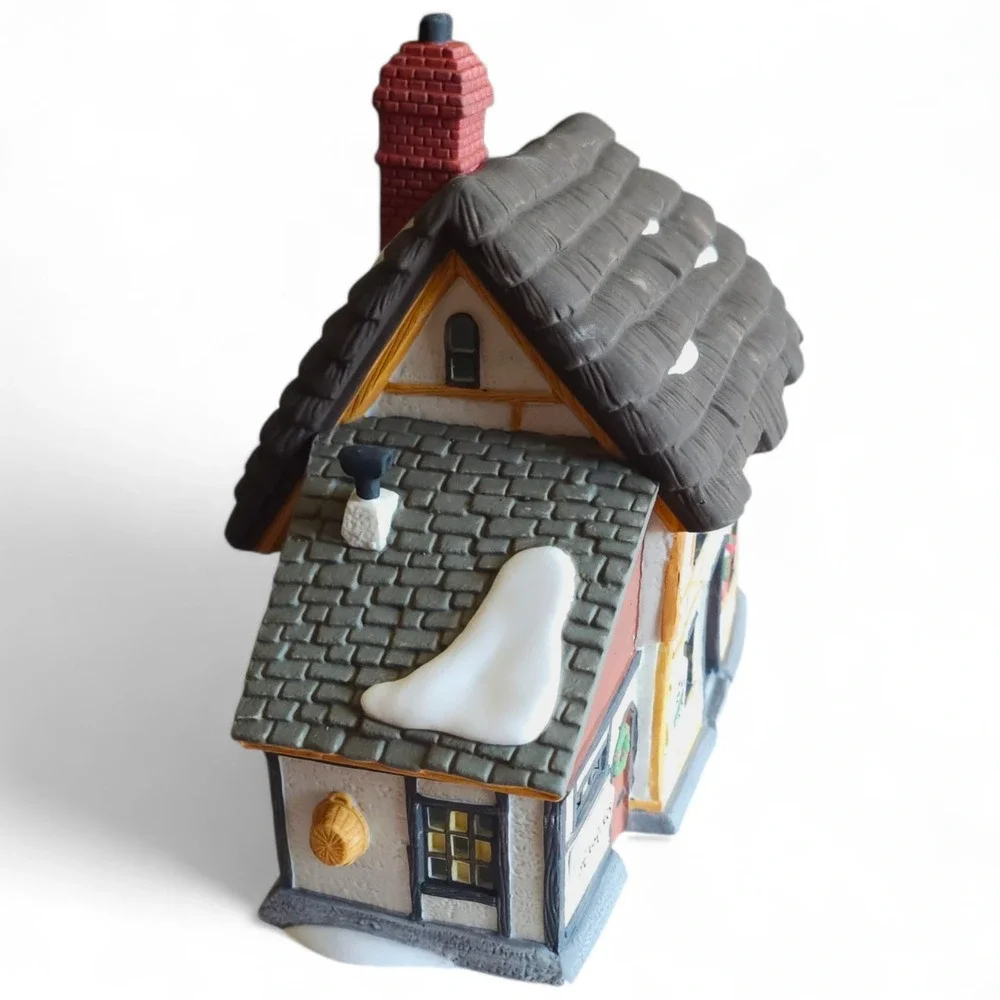 Dept 56 Dickens Village Mr & Mrs Pickle Cottage 5824-6 Lighted House Box